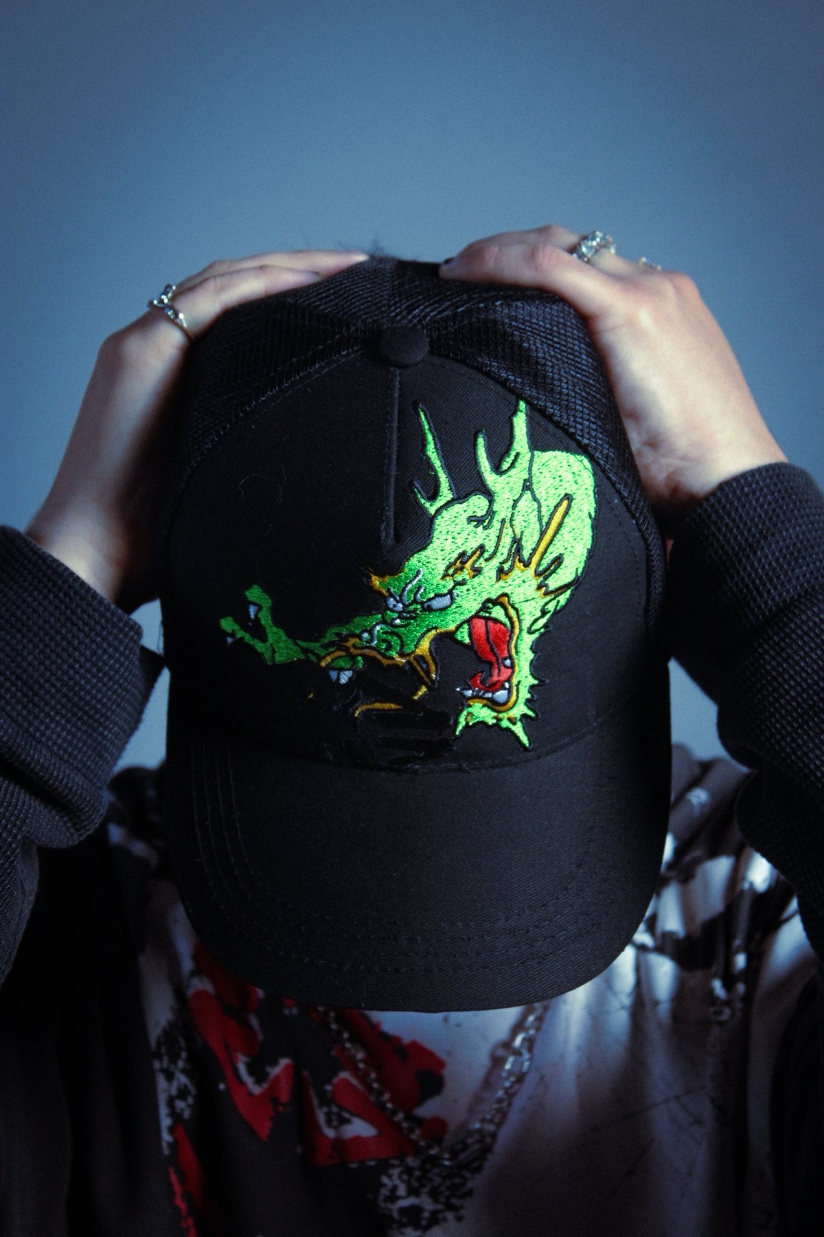 Gorra dragón negra